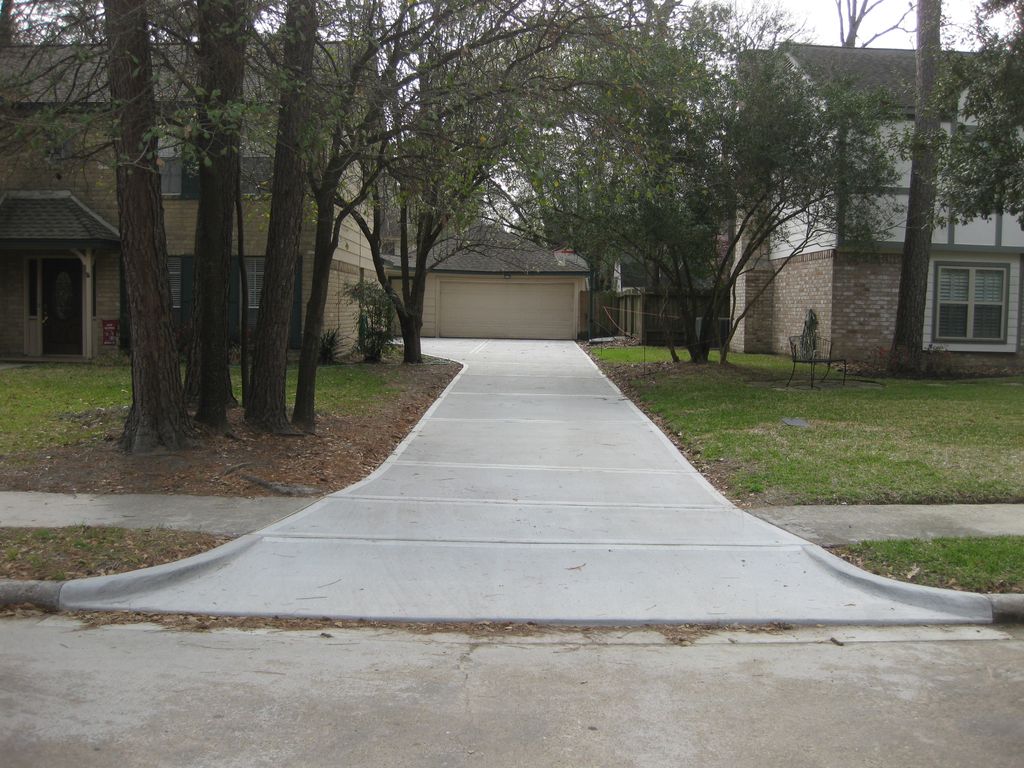 1,900 sq.ft driveway. Flawless driveway with a pic