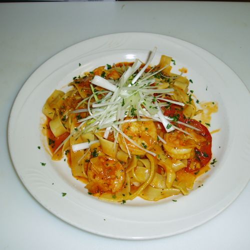 Parpadelle Pasta with shrimp in a safron tomato le