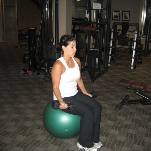 stability ball training with free weights helps to