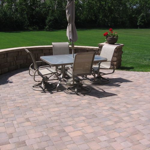 An Anchor Paver Patio with a freestanding wall nex