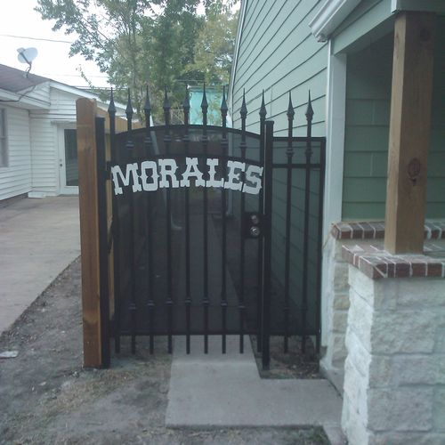 Personalized gate with screen backing to block vie