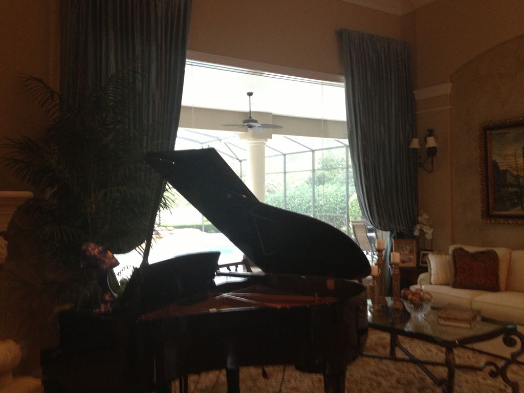 A client in Alaqua Lakes