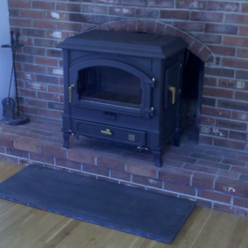 Nestor Martin coal stove, installed with a liner.