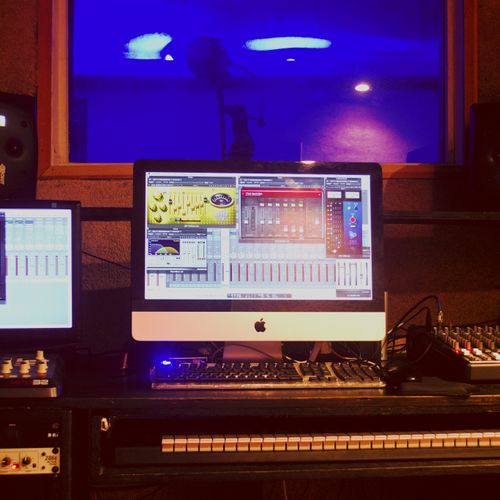 The control room is equipped with Krk rokit 8 moni