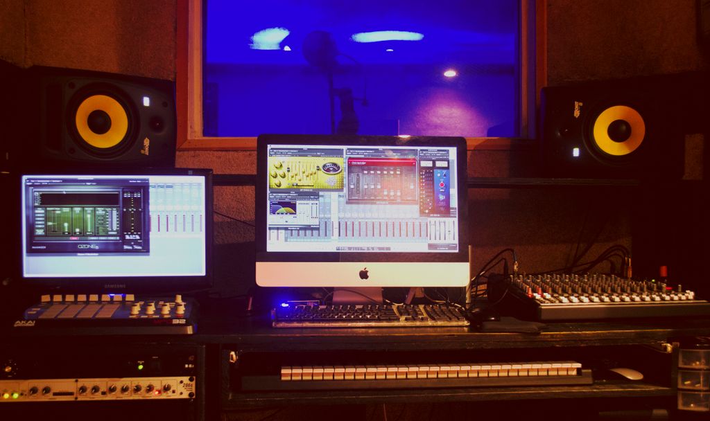 The control room is equipped with Krk rokit 8 moni