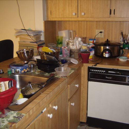 *before* very messy & dirty kitchen (dishes are co