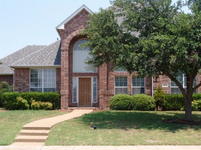 Available now! Desoto home great neighborhood larg