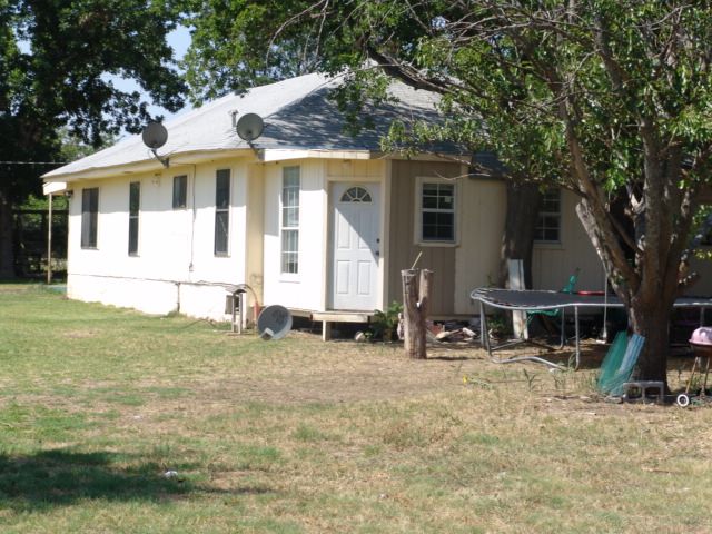 Bring the pets over 1 acre and a cozy 2 bed 1 bath