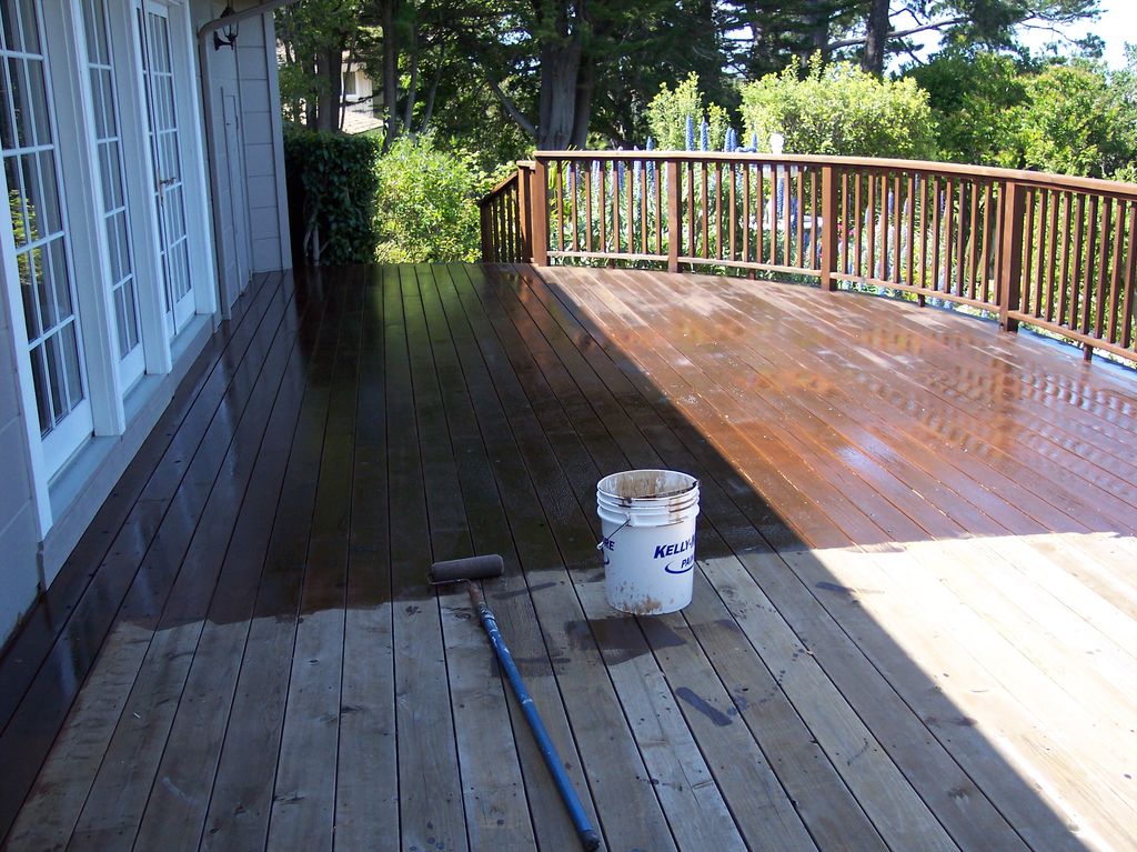 Deck in the sealing / staining process
