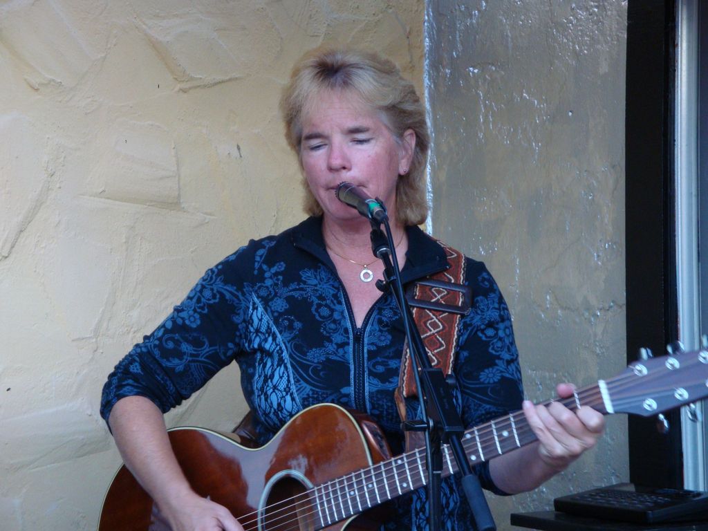 Joelyn is the teacher for Wonheart Studios and per