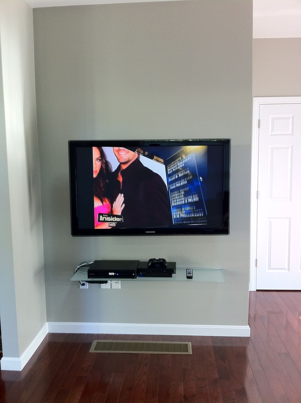 50inch Plasma Full motion mount Glass shelf . (Pea