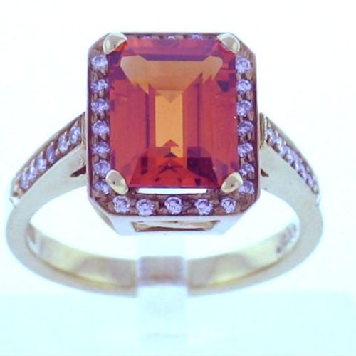 Spec/Garnet set in 18kt. white gold with pave' dia