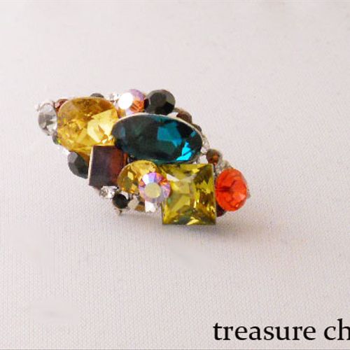 Large Treasure chest ring, composed of various swa