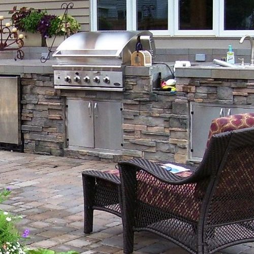 Outdoor kitchen and paver patio located in Hasting