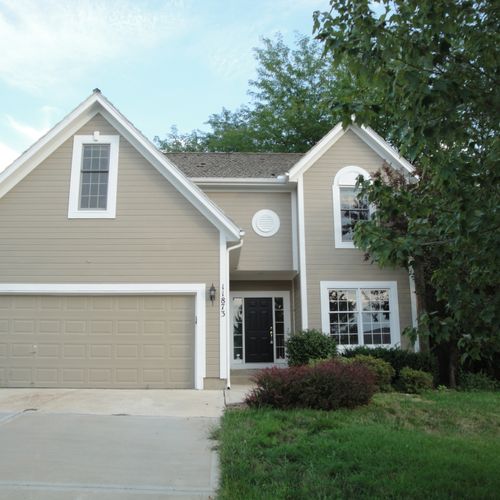 Very nice bright and open home in Olathe, KS.  118