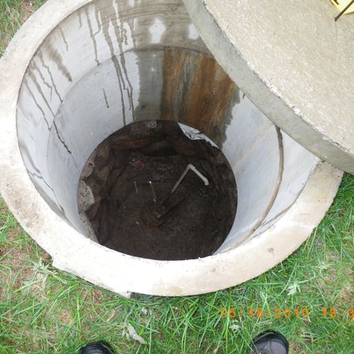 Water well casing head located below mud/ground wa