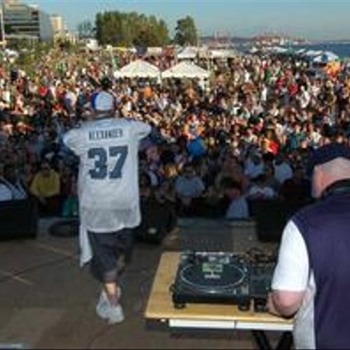 DJ Gumbeaux performing with UTI at Hempfest