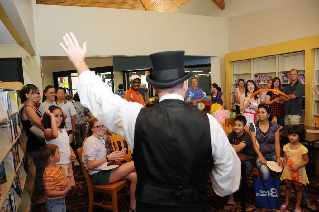 CAPSTONE The Magician, family entertainment and bi