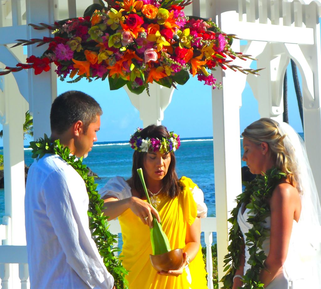 Kahu Pomaika`i conducting the Ho`oponopono (to mak