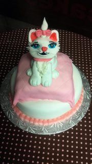 'Marie' from Aristocats, made of buttercream and f