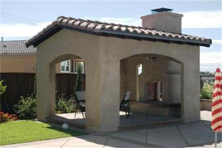 Stuccoed loggia with fireplace and tiled roof to m