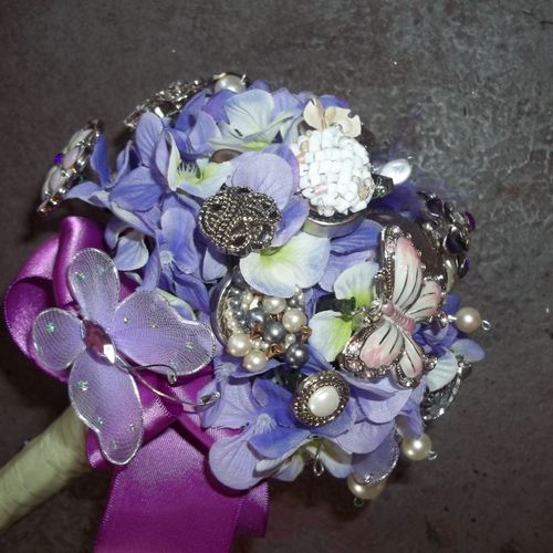 Vintage broach bouquets. go green!