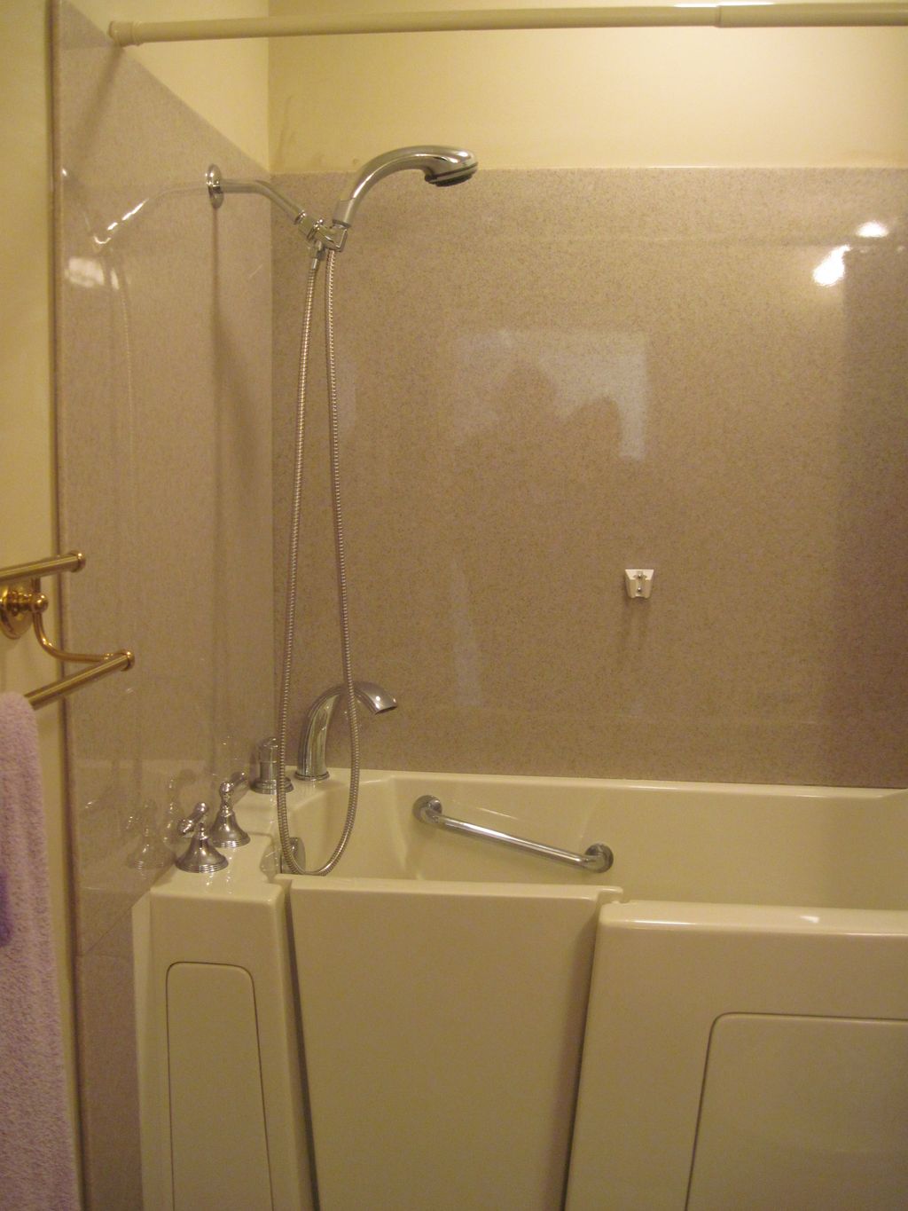 Walk-in-bath with onyx wall surface