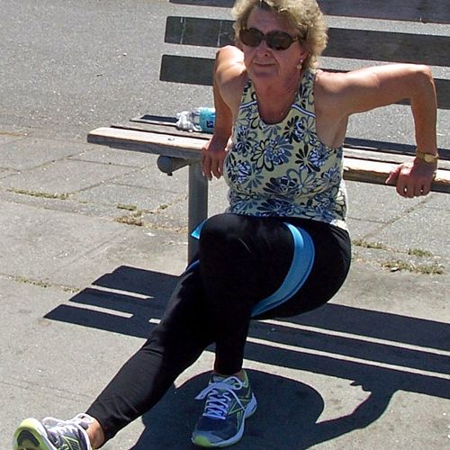 Janice performing tricep dips on a bench at Ali Be