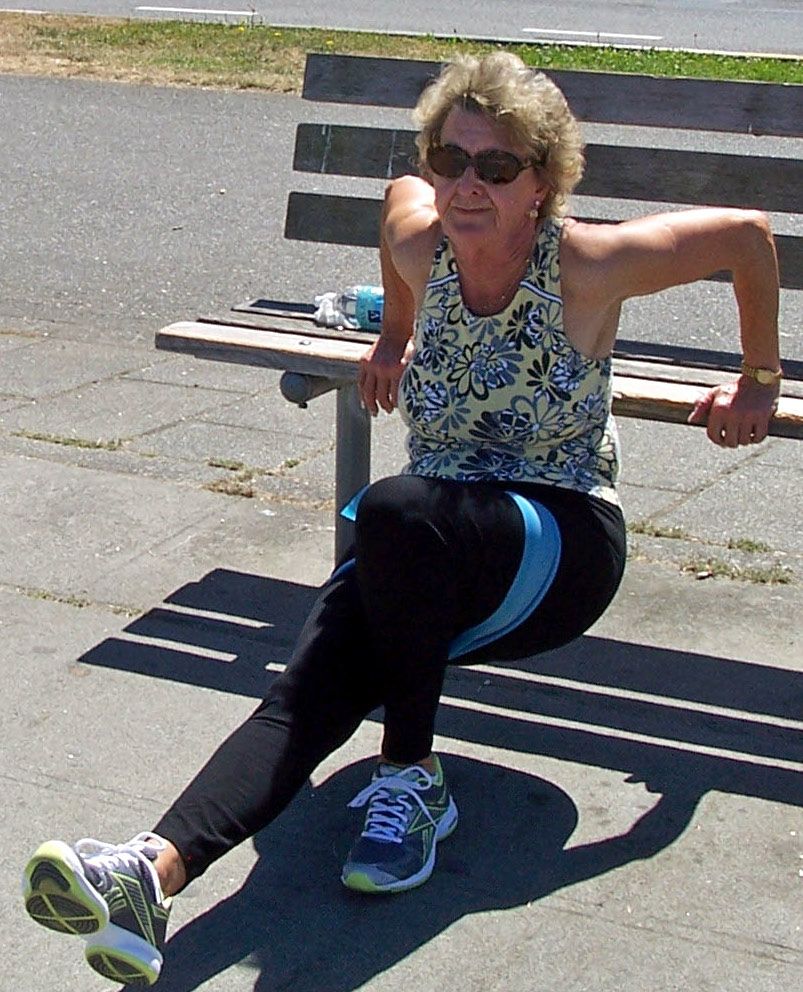Janice performing tricep dips on a bench at Ali Be