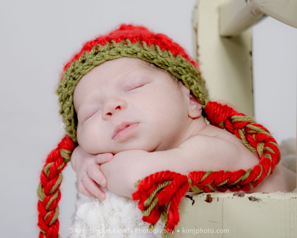 newborn portrait--sleepy baby in bucket