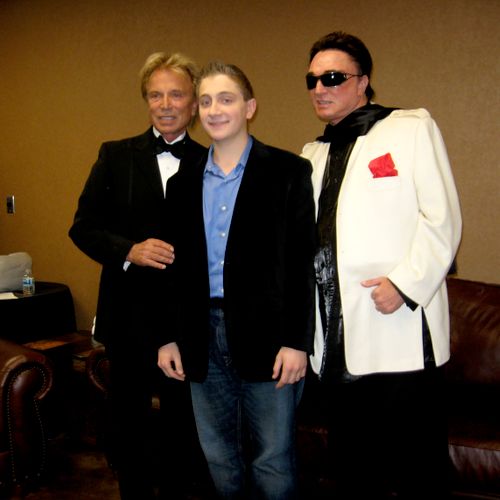 Matt poses with legendary magicians, Siegfried and