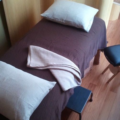 Deluxe spacious massage tables with high-quality c