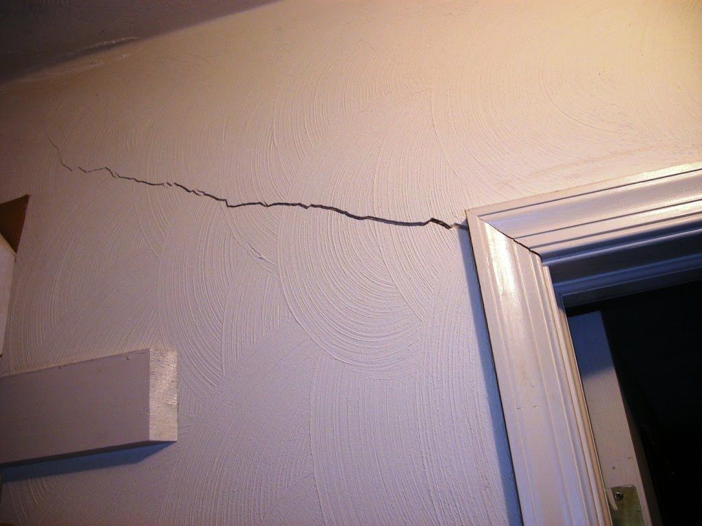 Typical signs of a foundation problem. Call 940-33