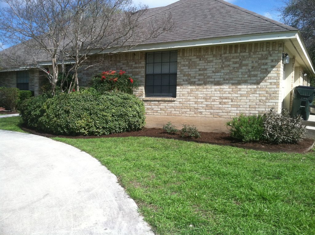 Home in Seguin, TX.
Installed metal edging, and mu