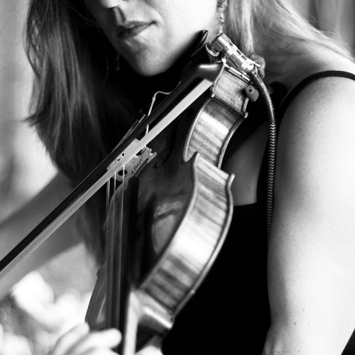 Beth Wilberger playing live, photo by Terry Ratzla