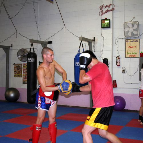Training with pads with the instructor