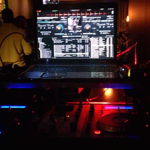 DJ Karz rig in a nightclub spinnin' videos!