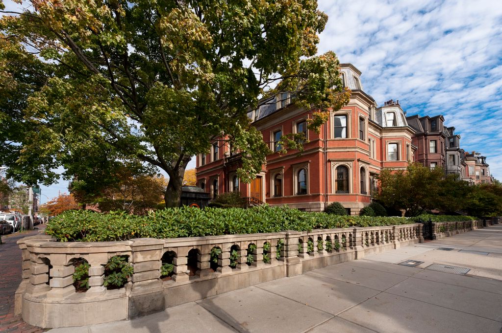 Mediate Management manages this 4-unit condo in th