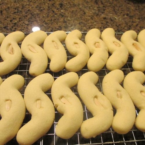 Ghraybeh(sugar cookies) with Slivered Almonds