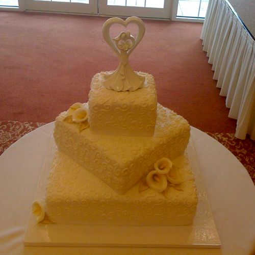Calla lily wedding cake with sugar flowers