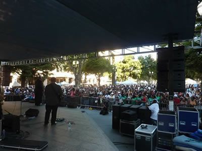 On stage with Ruben Studdard (American Idol).