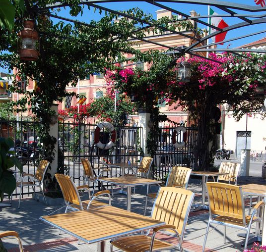 Add the Garden Nanny touch to your Alfresco dinnin