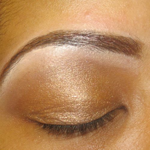 Eyebrow arch and soft natural make-up.