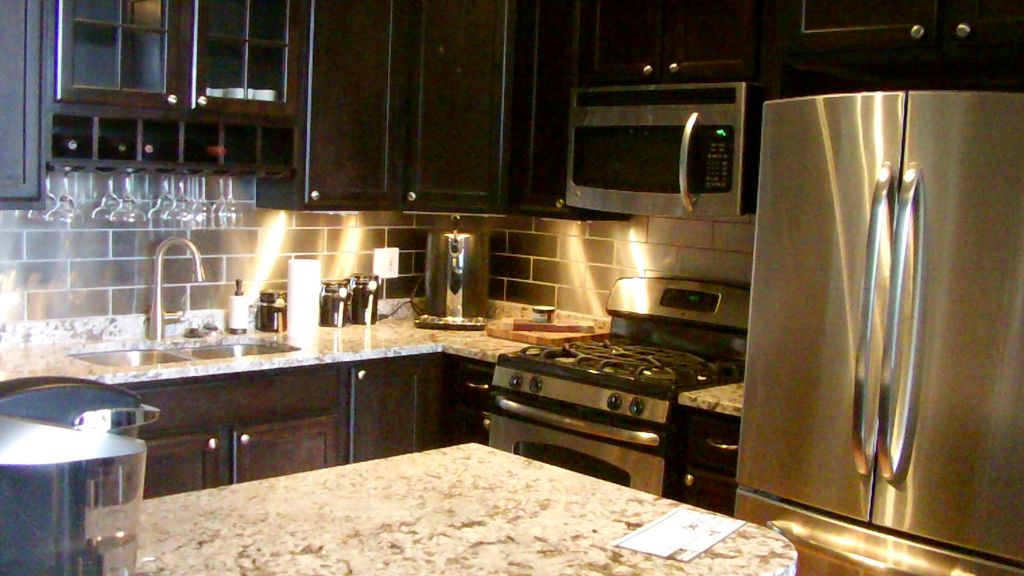 Chicago - 16 kitchen cabinets, island, stainless s