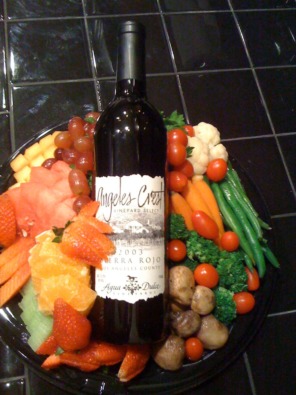 Fruit/vegetable & wine platter