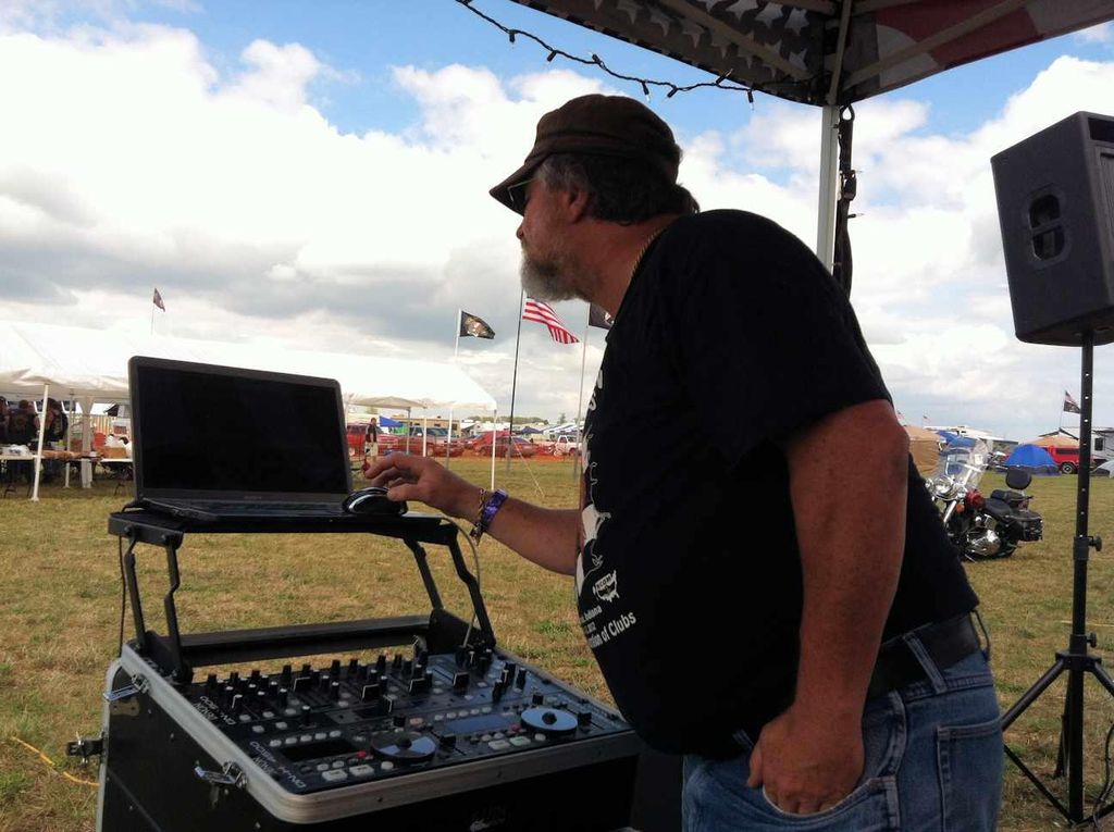 DJ Rick - Playing to the outside crowd at Wetzel