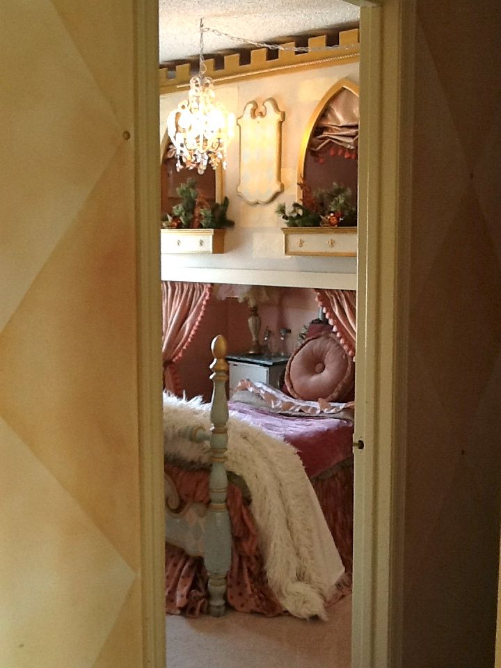 Castle room by Luna Murals