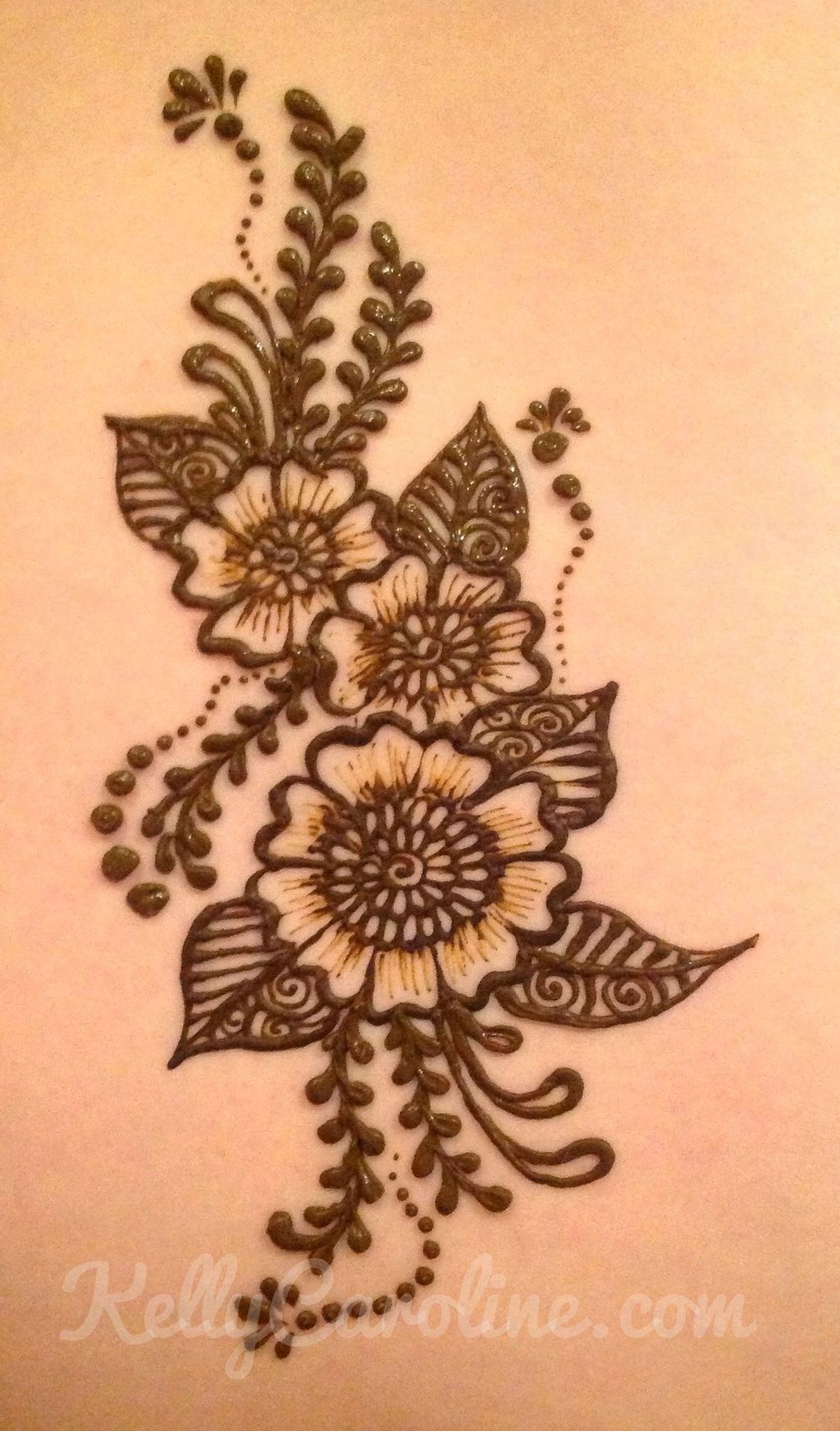 Henna on the back by http:www.kellycaroline.com