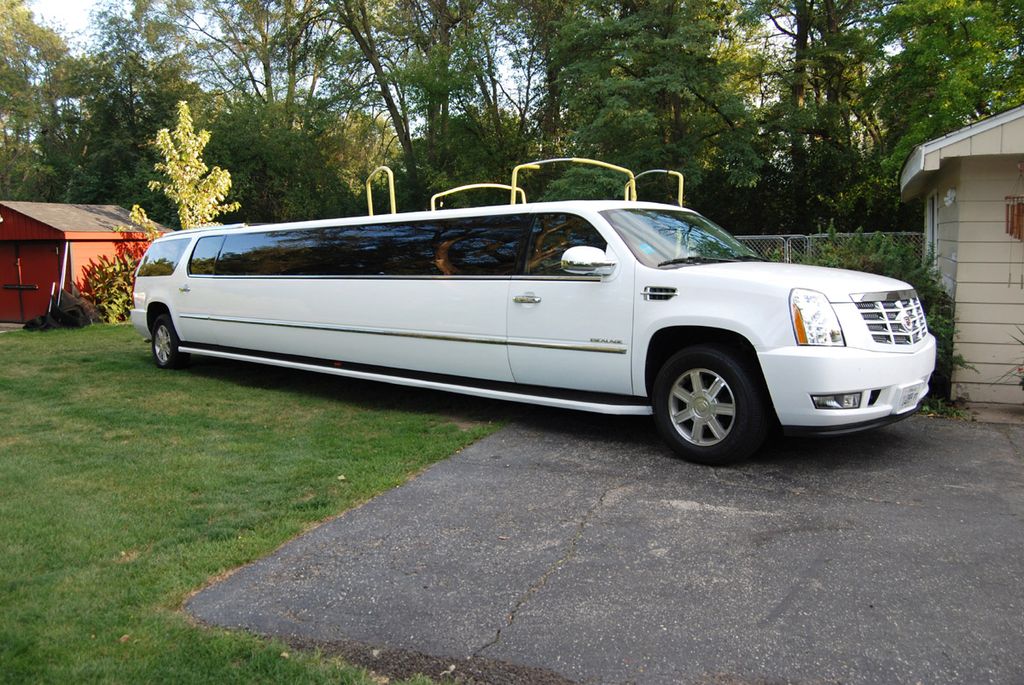 Travel in the ultimate party stretch limo and Goin