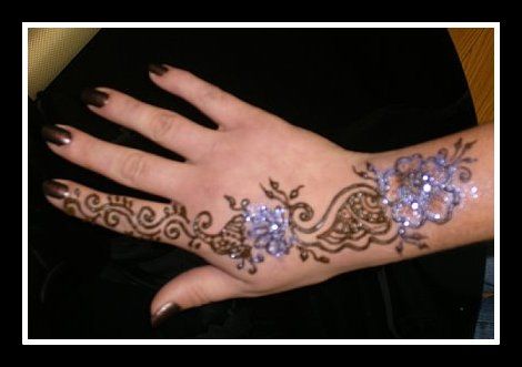 Simple Henna design on hand by Mehndi artist in Ho